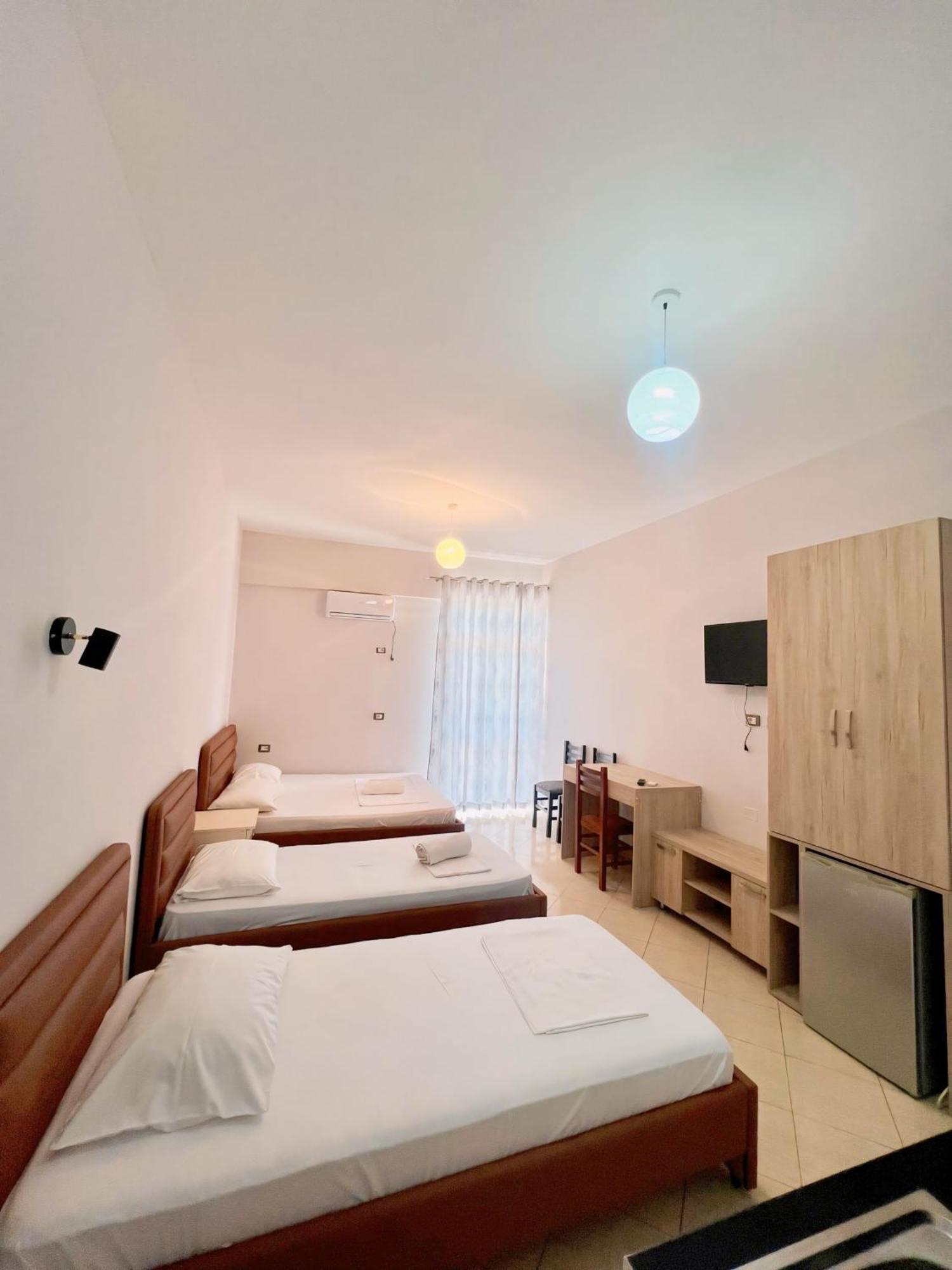 Hotel Villa Flowers Вльора Екстер'єр фото