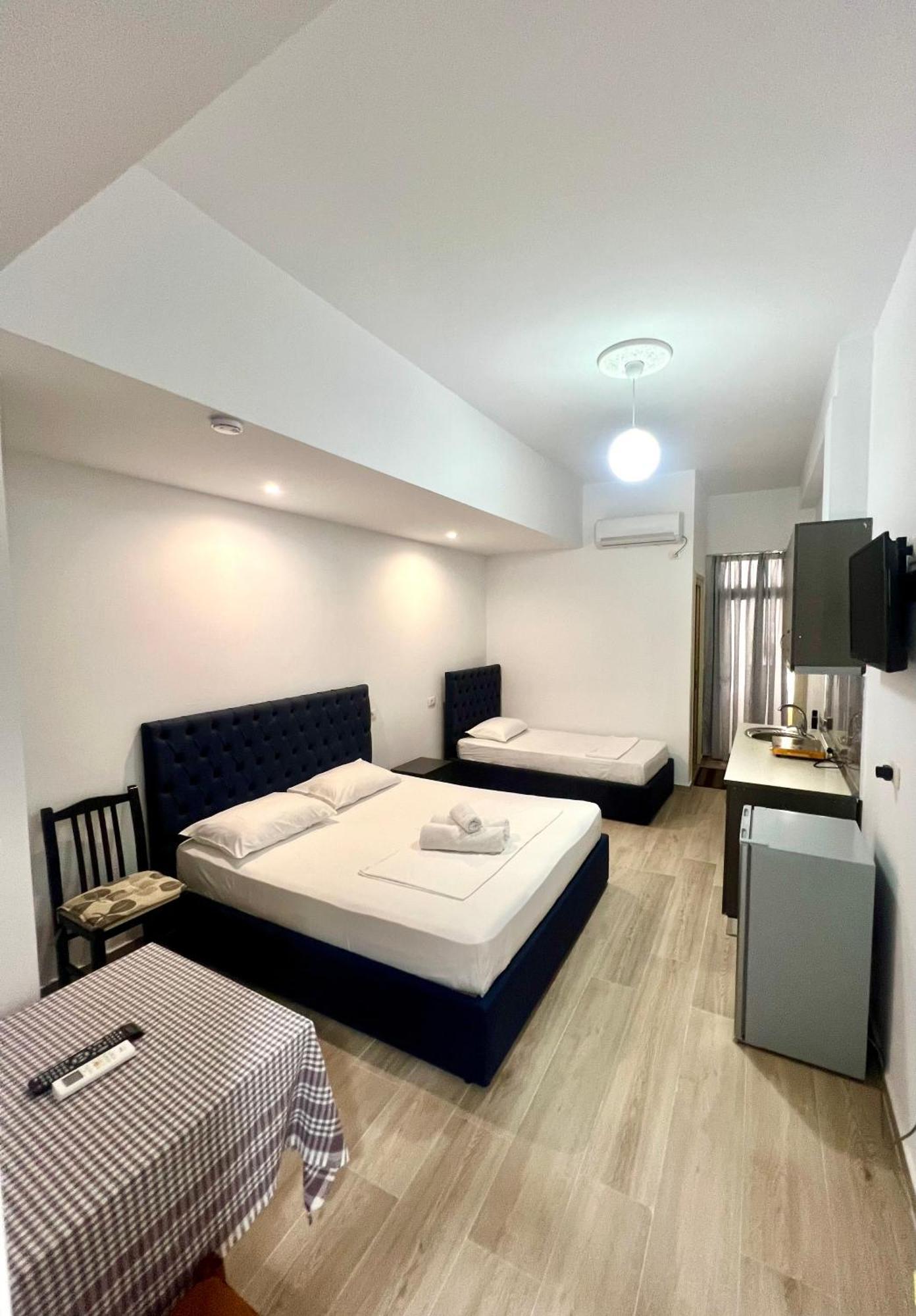 Hotel Villa Flowers Вльора Екстер'єр фото